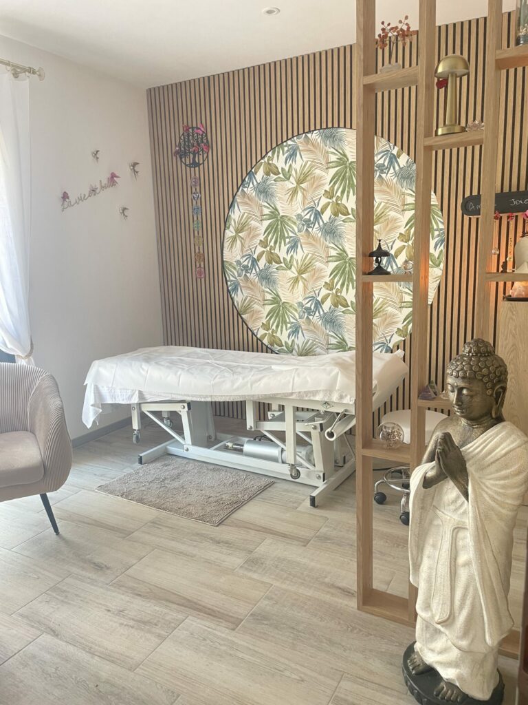 Salle de soins bien-être Au Cœur de Soi, espace apaisant dédié aux soins énergétiques et à l’accompagnement